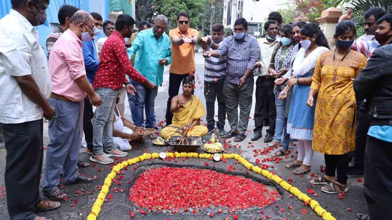 ಬೆಂಗಳೂರಿನಲ್ಲಿ ರಸ್ತೆ ಗುಂಡಿಗೆ ಹೂವಿನ ಹಾರ ಹಾಕಿ ಗಣಹೋಮ; ವಿಡಿಯೋ ವೈರಲ್