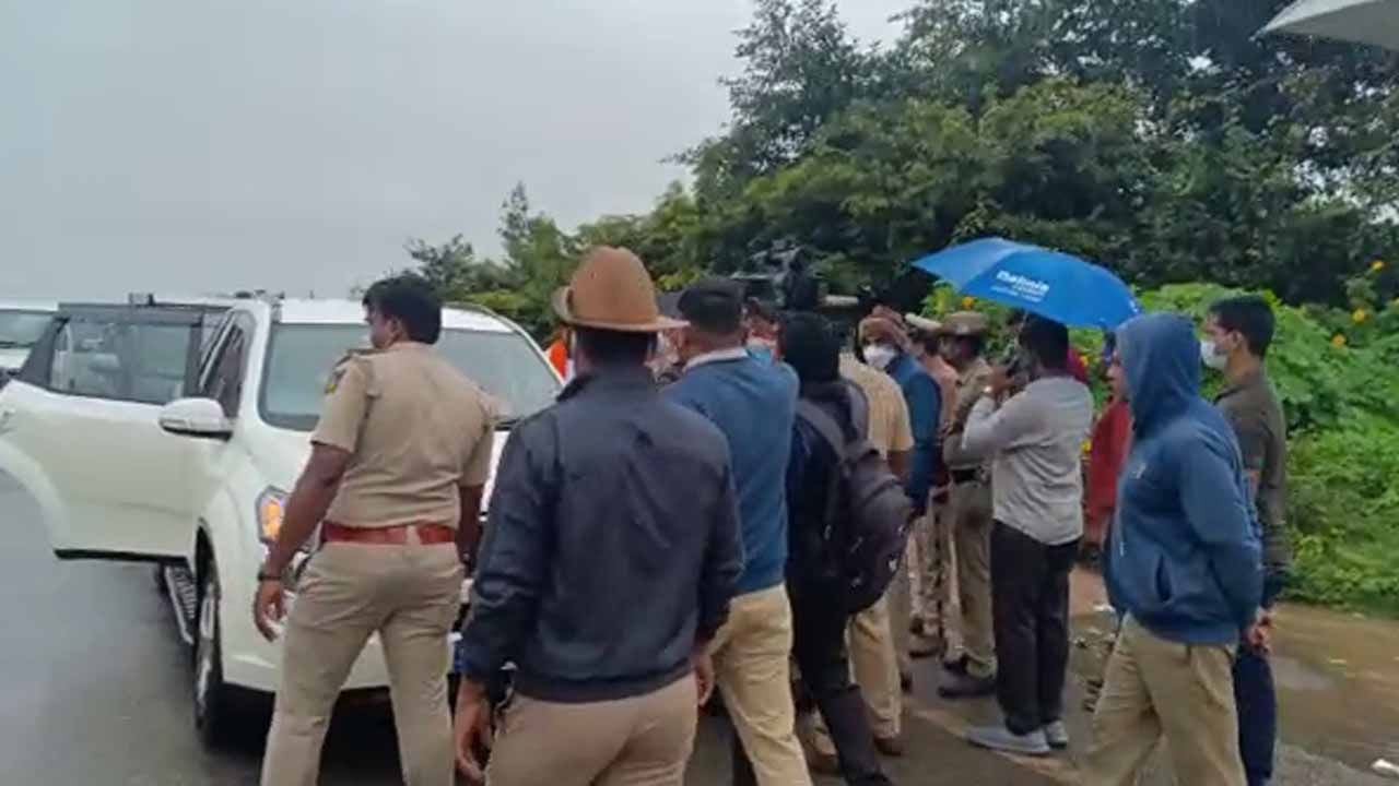 ಜಿಲ್ಲಾಡಳಿತ ಆದೇಶ ಮೀರಿ ಕೋಲಾರಕ್ಕೆ ಆಗಮಿಸುತ್ತಿದ್ದ ಪ್ರಮೋದ್ ಮುತಾಲಿಕ್ ಪೊಲೀಸರ ವಶಕ್ಕೆ! ಜಿಲ್ಲಾಡಳಿತ ಆದೇಶ ಮೀರಿ ಕೋಲಾರಕ್ಕೆ ಆಗಮಿಸುತ್ತಿದ್ದ ಪ್ರಮೋದ್ ಮುತಾಲಿಕ್ ಪೊಲೀಸರ ವಶಕ್ಕೆ!