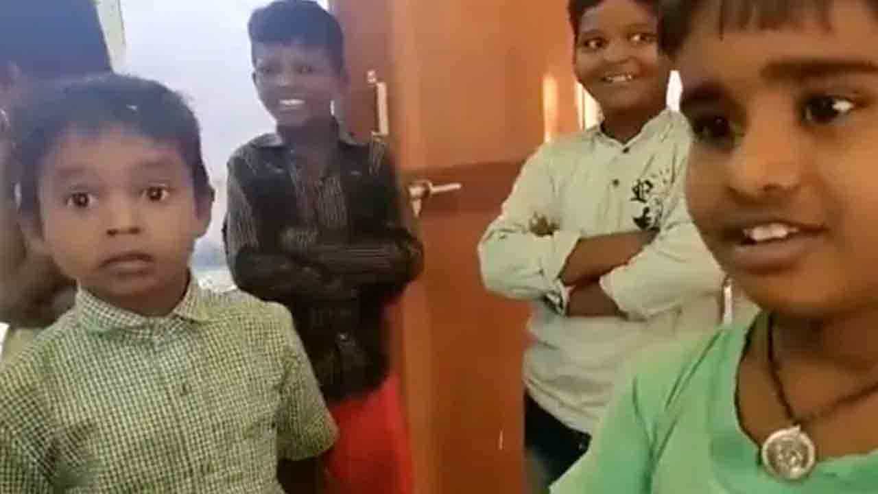 Andhra Pradesh: ಫ್ರೆಂಡ್ ಪೆನ್ಸಿಲ್ ಕದ್ದ ಎಂದು ಪೊಲೀಸ್ ಠಾಣೆಗೆ ದೂರು ದಾಖಲಿಸಲು ಹೋದ ಪುಟ್ಟ ವಿದ್ಯಾರ್ಥಿಗಳು! Andhra Pradesh: ಫ್ರೆಂಡ್ ಪೆನ್ಸಿಲ್ ಕದ್ದ ಎಂದು ಪೊಲೀಸ್ ಠಾಣೆಗೆ ದೂರು ದಾಖಲಿಸಲು ಹೋದ ಪುಟ್ಟ ವಿದ್ಯಾರ್ಥಿಗಳು!