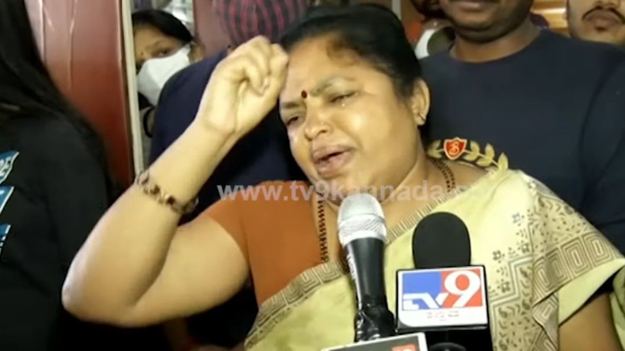 ‘ನನ್ನ ಮಗ ಸತ್ತರೂ ಇಷ್ಟು ಬೇಜಾರು ಆಗುತ್ತಿರಲಿಲ್ಲ’; ‘ರಾಜಕುಮಾರ’ ಚಿತ್ರ ನೋಡಿ ಮಹಿಳಾ ಅಭಿಮಾನಿ ಕಣ್ಣೀರು ‘ನನ್ನ ಮಗ ಸತ್ತರೂ ಇಷ್ಟು ಬೇಜಾರು ಆಗುತ್ತಿರಲಿಲ್ಲ’; ‘ರಾಜಕುಮಾರ’ ಚಿತ್ರ ನೋಡಿ ಮಹಿಳಾ ಅಭಿಮಾನಿ ಕಣ್ಣೀರು