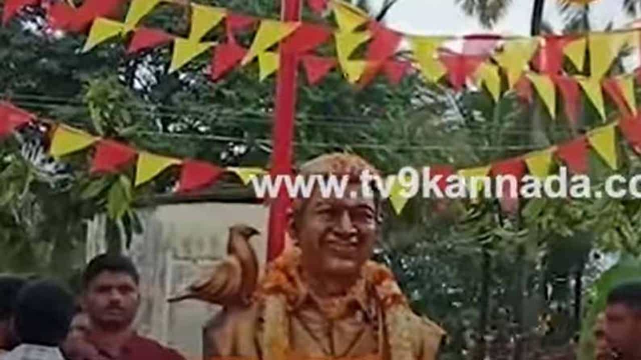 ಶಿವಮೊಗ್ಗದ ಹೊಸಕೊಪ್ಪ ಗ್ರಾಮಸ್ಥರು ತಮ್ಮಲ್ಲೇ ದೇಣಿಗೆ ಸಂಗ್ರಹಿಸಿ ಪುನೀತ್ ರಾಜಕುಮಾರ್ ಪುತ್ಥಳಿಯನ್ನು ನಿರ್ಮಿಸಿ ಅನಾವರಣಗೊಳಿಸಿದ್ದಾರೆ ಶಿವಮೊಗ್ಗದ ಹೊಸಕೊಪ್ಪ ಗ್ರಾಮಸ್ಥರು ತಮ್ಮಲ್ಲೇ ದೇಣಿಗೆ ಸಂಗ್ರಹಿಸಿ ಪುನೀತ್ ರಾಜಕುಮಾರ್ ಪುತ್ಥಳಿಯನ್ನು ನಿರ್ಮಿಸಿ ಅನಾವರಣಗೊಳಿಸಿದ್ದಾರೆ