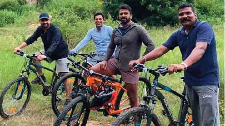 ಕಳೆದ ವರ್ಷ ಲಾಕ್ಡೌನ್ ತೆರವುಗೊಂಡ ಬಳಿಕ ಪುನೀತ್ ಸೈಕಲ್ ಮೇಲೆ ನಗರ ಪ್ರದಕ್ಷಿಣೆ ಹಾಕಿದ್ದರು! ಕಳೆದ ವರ್ಷ ಲಾಕ್ಡೌನ್ ತೆರವುಗೊಂಡ ಬಳಿಕ ಪುನೀತ್ ಸೈಕಲ್ ಮೇಲೆ ನಗರ ಪ್ರದಕ್ಷಿಣೆ ಹಾಕಿದ್ದರು!
