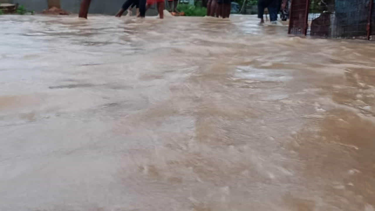 ಬೆಂಗಳೂರಿನಲ್ಲಿ ನಿರಂತರ ಮಳೆಗೆ ಜನಜೀವನ ಅಸ್ತವ್ಯಸ್ತ! ಮನೆ ಕಳೆದುಕೊಂಡ ವೃದ್ಧೆ ಕಣ್ಣೀರು