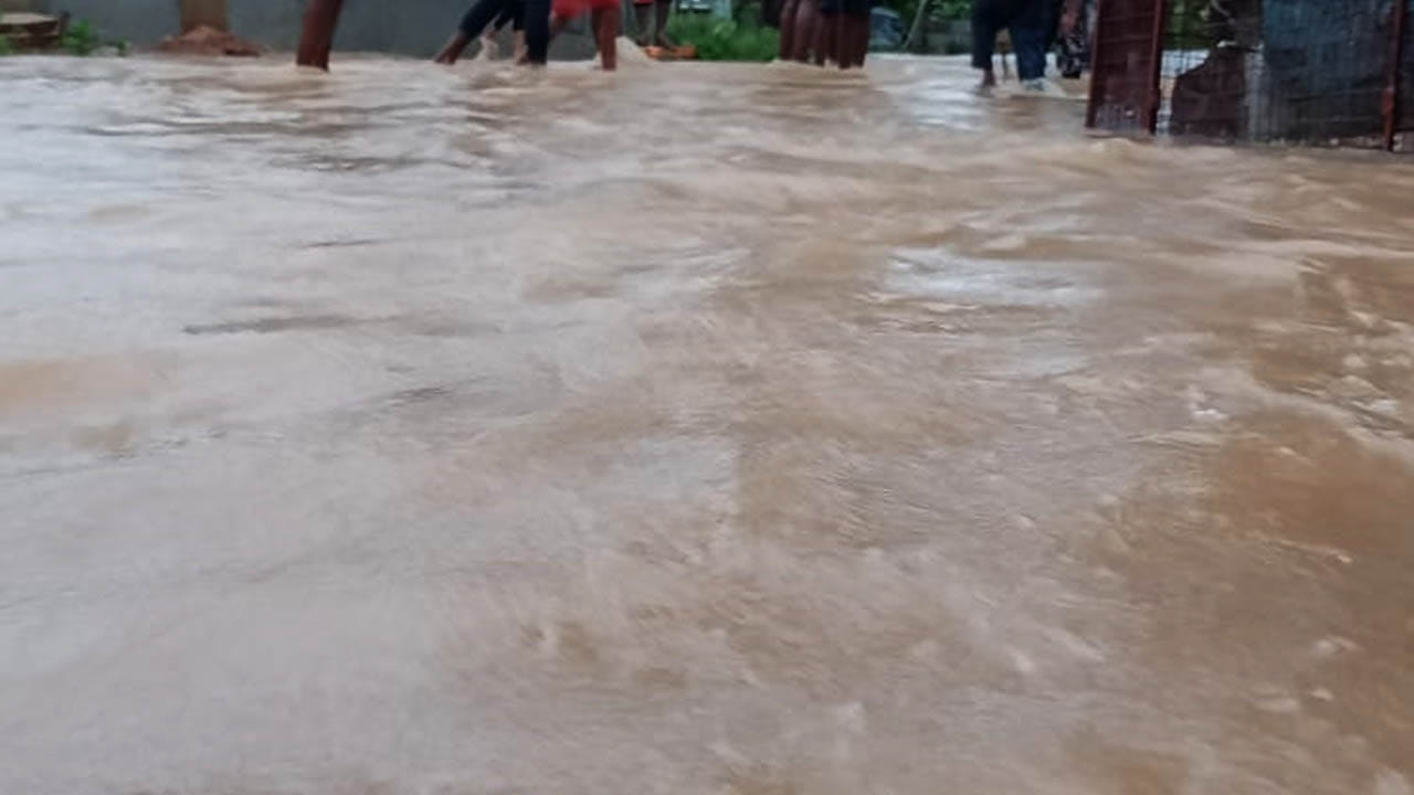 ಬೆಂಗಳೂರಿನಲ್ಲಿ ನಿರಂತರ ಮಳೆಗೆ ಜನಜೀವನ ಅಸ್ತವ್ಯಸ್ತ! ಮನೆ ಕಳೆದುಕೊಂಡ ವೃದ್ಧೆ ಕಣ್ಣೀರು