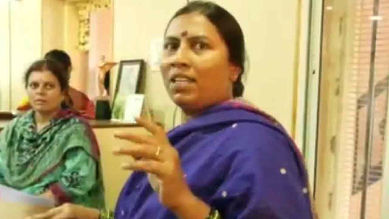 ಬಡವರ ಶಾಪ ತಟ್ಟುತ್ತೆ: ಕೋಲಾರ ಡಿಸಿಸಿ ಬ್ಯಾಂಕ್ ಅಧಿಕಾರಿಗಳ ಮೇಲೆ ಶಾಸಕಿ ರೂಪಾ ವಾಗ್ದಾಳಿ