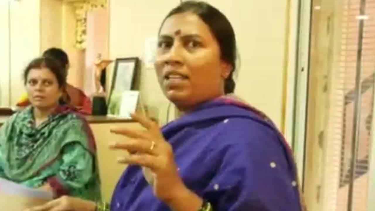 ಬಡವರ ಶಾಪ ತಟ್ಟುತ್ತೆ: ಕೋಲಾರ ಡಿಸಿಸಿ ಬ್ಯಾಂಕ್ ಅಧಿಕಾರಿಗಳ ಮೇಲೆ ಶಾಸಕಿ ರೂಪಾ ವಾಗ್ದಾಳಿ ಬಡವರ ಶಾಪ ತಟ್ಟುತ್ತೆ: ಕೋಲಾರ ಡಿಸಿಸಿ ಬ್ಯಾಂಕ್ ಅಧಿಕಾರಿಗಳ ಮೇಲೆ ಶಾಸಕಿ ರೂಪಾ ವಾಗ್ದಾಳಿ