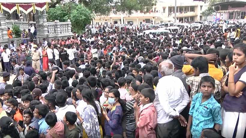 ಕಡೇ ಕಾರ್ತಿಕ ಸೋಮವಾರ ವಿಶೇಷ: ತುಮಕೂರು ಸಿದ್ದಗಂಗಾ ಮಠದ ಶಿವಕುಮಾರಶ್ರೀ ಗದ್ದುಗೆಗೆ ಹೆಲಿಕಾಪ್ಟರ್ ಮೂಲಕ ಪುಷ್ಪವೃಷ್ಟಿ