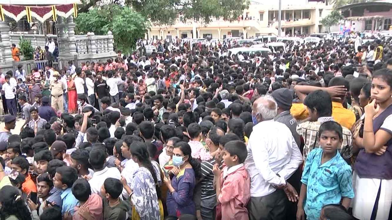 ಕಡೇ ಕಾರ್ತಿಕ ಸೋಮವಾರ ವಿಶೇಷ: ತುಮಕೂರು ಸಿದ್ದಗಂಗಾ ಮಠದ ಶಿವಕುಮಾರಶ್ರೀ ಗದ್ದುಗೆಗೆ ಹೆಲಿಕಾಪ್ಟರ್ ಮೂಲಕ ಪುಷ್ಪವೃಷ್ಟಿ ಕಡೇ ಕಾರ್ತಿಕ ಸೋಮವಾರ ವಿಶೇಷ: ತುಮಕೂರು ಸಿದ್ದಗಂಗಾ ಮಠದ ಶಿವಕುಮಾರಶ್ರೀ ಗದ್ದುಗೆಗೆ ಹೆಲಿಕಾಪ್ಟರ್ ಮೂಲಕ ಪುಷ್ಪವೃಷ್ಟಿ