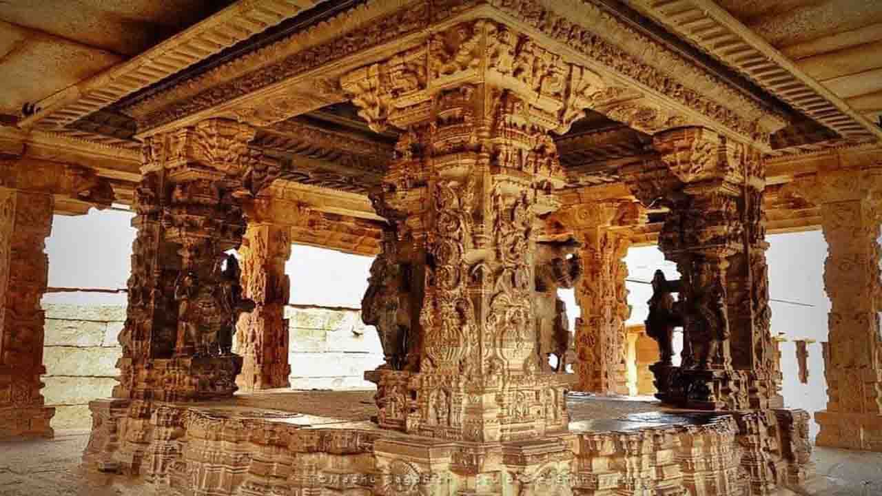 ಸೋಮೇಶ್ವರ ದೇವಸ್ಥಾನ ( Someshwara Temple) ಕೋಲಾರಮ್ಮ ದೇವಾಲಯ ಸಮೀಪ ದ್ರಾವಿಡ ಶೈಲಿಗೆ ಉತ್ತಮ ಮಾದರಿಯಾದ ಶಿಲ್ಪಕಲೆ ವೈವಿಧ್ಯ ತೋರಿದ ಸುಂದರ ಸೋಮೇಶ್ವರ ದೇವಾಲಯವಿದೆ. ಪ್ರತ್ಯೇಕ ಕಲ್ಯಾಣ ಮಂಟಪ, ಗರ್ಭಗೃಹ, ಅಂತರಾಳ, ನವರಂಗಗಳು ಕಲೆಗಾರಿಕೆಯ ಹೊರ ಮೈ ಹೊಂದಿದೆ. ಒಳಗಿನ ಕಂಬಗಳ ಮೇಲಿನ ಕೆತ್ತನೆ ನೋಡಿದಾಗ ಇದೊಂದು ಉತ್ತುಂಗವಾದ ರಾಜತಾಂತ್ರಿ ವಿಗ್ರಹವಿದೆ. ದೇಗುಲದ ಬಲಪಾಶ್ರ್ವದಲ್ಲಿ ಆಕರ್ಷಕ ಕೆತ್ತನೆಗಳಿಂದ ಕೂಡಿದ ಕಲ್ಯಾಣ ಮಂಟಪವಿದೆ ಆಲಯದ ಕಂಬಗಳಲ್ಲಿ ಹಲವು ಉಬ್ಬು ಚಿತ್ರಗಳನ್ನು ಕಾಣಬಹುದಾಗಿದೆ ಈಶಾನ್ಯದ ವಸಂತಮಂಟಪದ ಛಾವಣಿಯಲ್ಲಿ ಅಷ್ಟದಿಕ್ಪಾಲಕರ ವಿಗ್ರಹಗಳು ಆಕರ್ಷಕವಾಗಿದೆ.