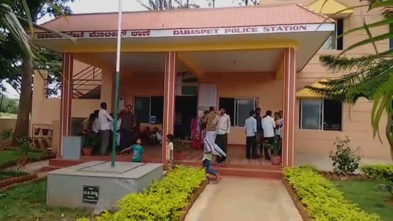 ಖರ್ಚಿಗೆ ಹಣ ಕೊಟ್ಟಿಲ್ಲವೆಂದು ಅತ್ತೆಯ ಮೇಲೆ ಮಚ್ಚಿನಿಂದ ಹಲ್ಲೆ ಮಾಡಿದ ಅಳಿಯ ಖರ್ಚಿಗೆ ಹಣ ಕೊಟ್ಟಿಲ್ಲವೆಂದು ಅತ್ತೆಯ ಮೇಲೆ ಮಚ್ಚಿನಿಂದ ಹಲ್ಲೆ ಮಾಡಿದ ಅಳಿಯ