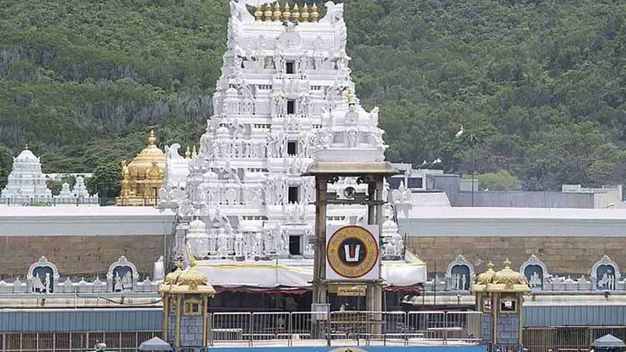 TTD Darshan Tickets: ತಿರುಪತಿ ತಿಮ್ಮಪ್ಪನ ದರ್ಶನಕ್ಕೆ ಡಿಸೆಂಬರ್ ಕೋಟಾ ಸರ್ವದರ್ಶನ ಟೋಕನ್ ಬಿಡುಗಡೆ ಮಾಡಿದ ಟಿಟಿಡಿ TTD Darshan Tickets: ತಿರುಪತಿ ತಿಮ್ಮಪ್ಪನ ದರ್ಶನಕ್ಕೆ ಡಿಸೆಂಬರ್ ಕೋಟಾ ಸರ್ವದರ್ಶನ ಟೋಕನ್ ಬಿಡುಗಡೆ ಮಾಡಿದ ಟಿಟಿಡಿ