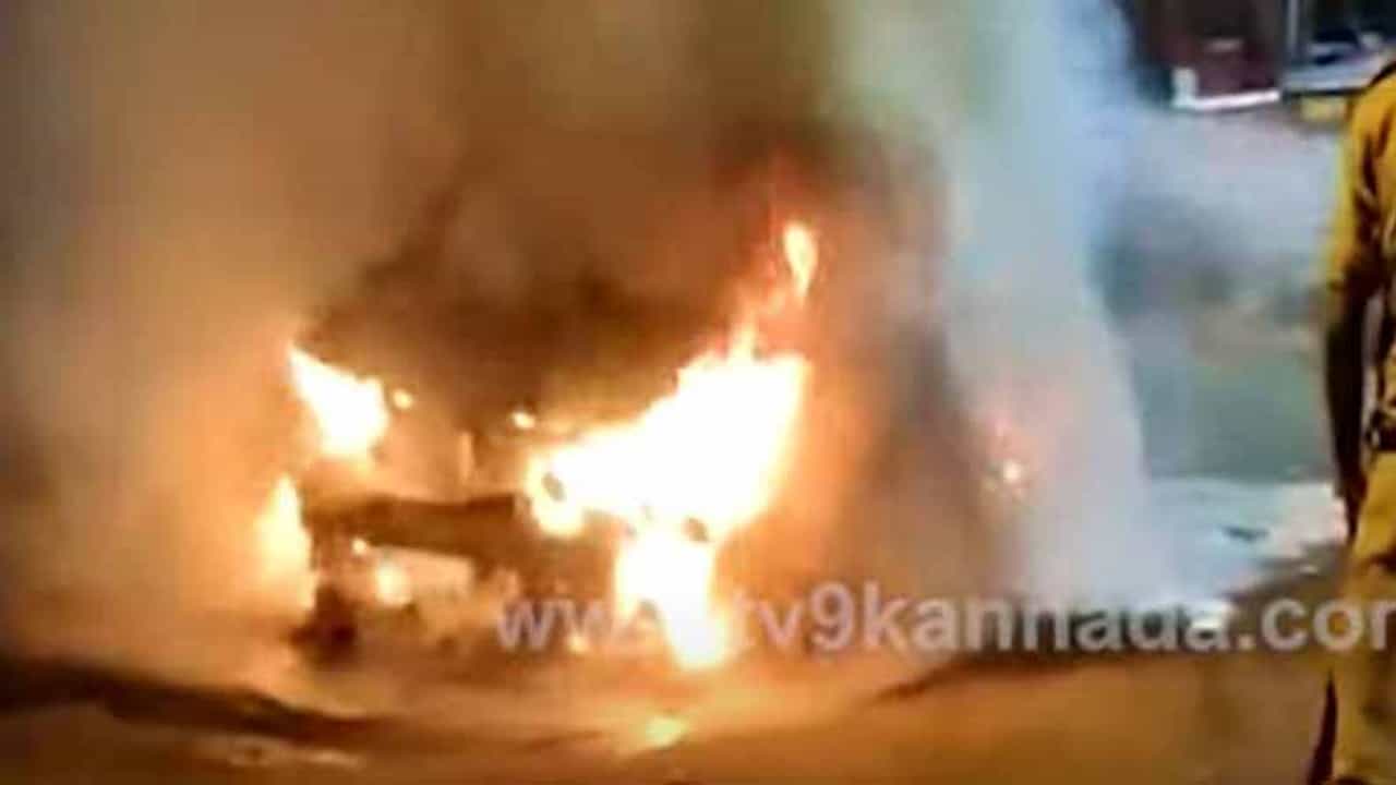 ಕಿಡಿಗೇಡಿಗಳ ಕುಕೃತ್ಯಕ್ಕೆ ಸುಟ್ಟು ಭಸ್ಮವಾಯಿತೇ ಮನೆ ಮುಂದೆ ಪಾರ್ಕ್ ಮಾಡಿದ್ದ ಕಾರು? ಘಟನೆ ನಡೆದಿದ್ದು ನೆಲಮಂಗಲನಲ್ಲಿ ಕಿಡಿಗೇಡಿಗಳ ಕುಕೃತ್ಯಕ್ಕೆ ಸುಟ್ಟು ಭಸ್ಮವಾಯಿತೇ ಮನೆ ಮುಂದೆ ಪಾರ್ಕ್ ಮಾಡಿದ್ದ ಕಾರು? ಘಟನೆ ನಡೆದಿದ್ದು ನೆಲಮಂಗಲನಲ್ಲಿ