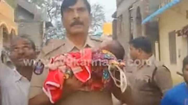 ಎಡಬಿಡದ ಮಳೆ ಮತ್ತು ಪ್ರವಾಹಗಳಿಗೆ ತುತ್ತಾಗಿರುವ ಆಂಧ್ರಪದ್ರದೇಶದಲ್ಲಿ ಹೃದಯ ವಿದ್ರಾವಕ ದೃಶ್ಯಗಳು ಕಾಣುತ್ತಿವೆ ಎಡಬಿಡದ ಮಳೆ ಮತ್ತು ಪ್ರವಾಹಗಳಿಗೆ ತುತ್ತಾಗಿರುವ ಆಂಧ್ರಪದ್ರದೇಶದಲ್ಲಿ ಹೃದಯ ವಿದ್ರಾವಕ ದೃಶ್ಯಗಳು ಕಾಣುತ್ತಿವೆ