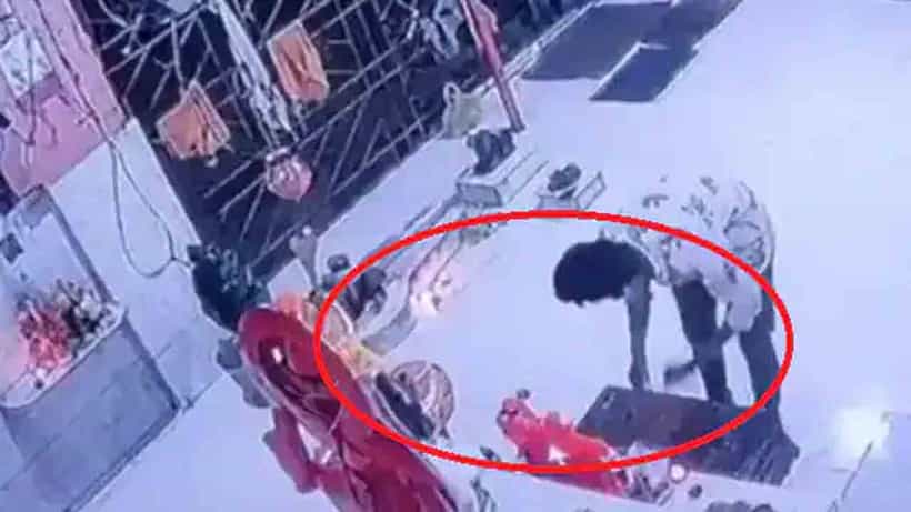 Viral Video: ಹನುಮಂತನ ಪಾದಕ್ಕೆ ನಮಸ್ಕರಿಸಿ ದೇವಸ್ಥಾನದ ಹುಂಡಿಯ ಹಣವನ್ನೇ ಕದ್ದೊಯ್ದ ಕಳ್ಳ! ವಿಡಿಯೊ ವೈರಲ್
