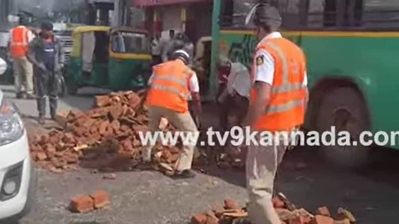 ನಿಷ್ಪ್ರಯೋಜಕ, ಲಜ್ಜೆಗೇಡಿ ಬಿಬಿಎಮ್​ಪಿ ಅಧಿಕಾರಿಗಳು ವಿವಿ ಪುರಂ ಸಂಚಾರಿ ಠಾಣೆ ಪೊಲೀಸರನ್ನು ಮಾದರಿಯಾಗಿಟ್ಟುಕೊಳ್ಳಬೇಕು!