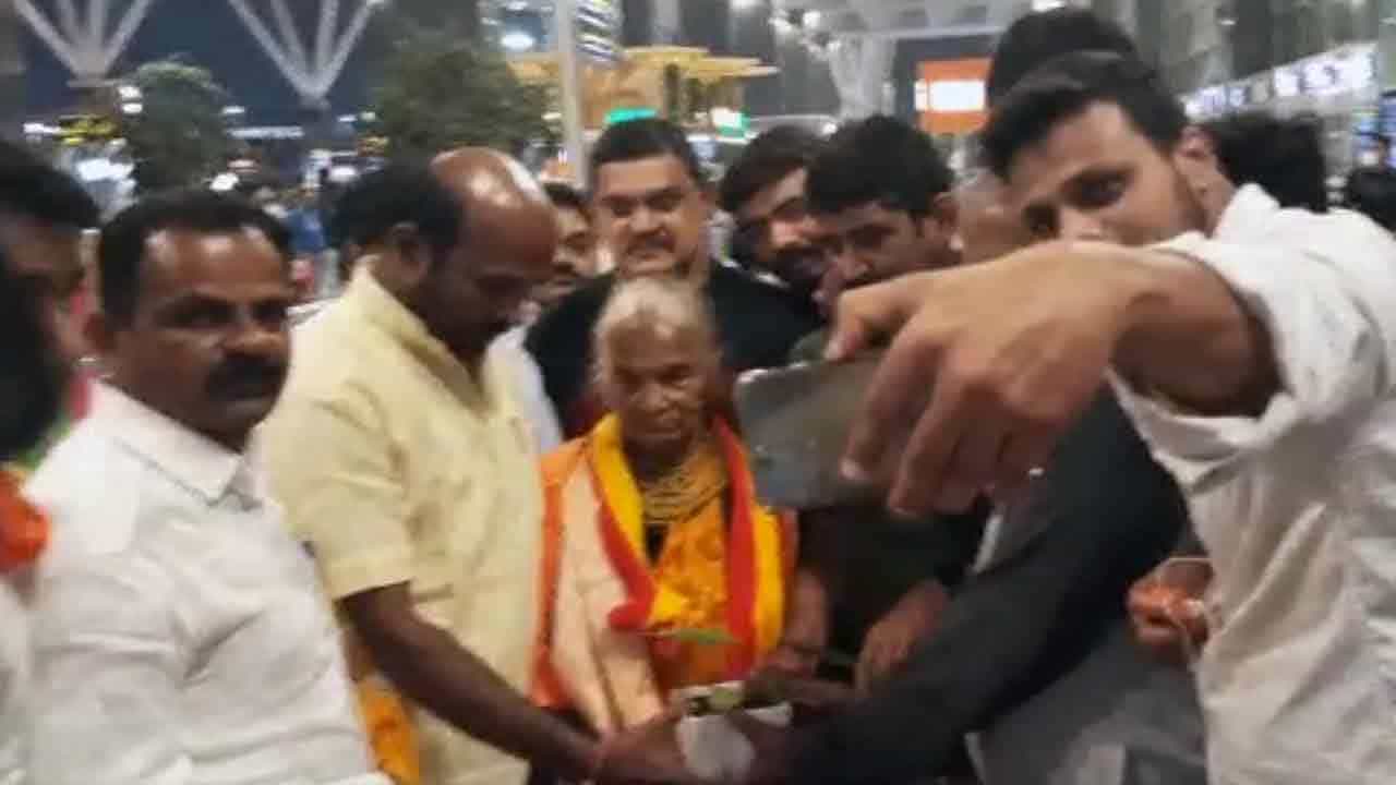 ಪದ್ಮಶ್ರೀ ಪುರಸ್ಕೃತ ವೃಕ್ಷಮಾತೆ ತುಳಸಿ ಗೌಡಗೆ ಬೆಂಗಳೂರಲ್ಲಿ ಭವ್ಯ ಸ್ವಾಗತ ಪದ್ಮಶ್ರೀ ಪುರಸ್ಕೃತ ವೃಕ್ಷಮಾತೆ ತುಳಸಿ ಗೌಡಗೆ ಬೆಂಗಳೂರಲ್ಲಿ ಭವ್ಯ ಸ್ವಾಗತ
