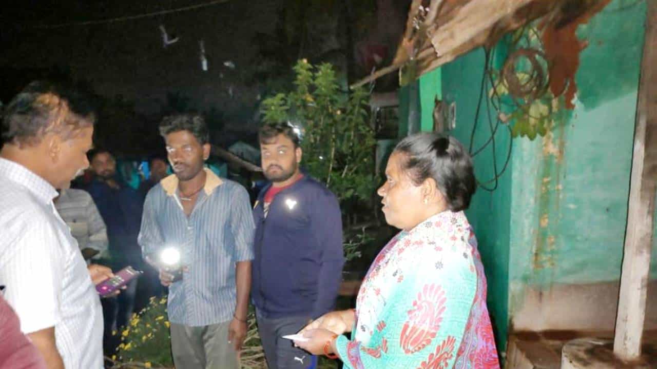 ಚುನಾವಣೆ ನೀತಿ ಸಂಹಿತೆ ಉಲ್ಲಂಘಿಸಿ, ಮಳೆ ಪರಿಹಾರ ನೀಡಿದರಾ ಮಾಜಿ ಶಾಸಕ ರಮೇಶ್ ಬಾಬು? ಚುನಾವಣೆ ನೀತಿ ಸಂಹಿತೆ ಉಲ್ಲಂಘಿಸಿ, ಮಳೆ ಪರಿಹಾರ ನೀಡಿದರಾ ಮಾಜಿ ಶಾಸಕ ರಮೇಶ್ ಬಾಬು?