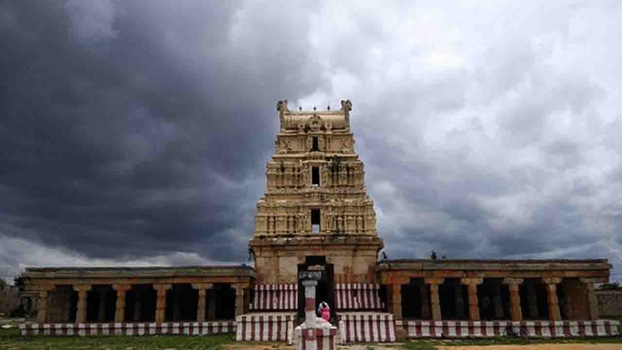 ವಿರೂಪಾಕ್ಷಿ (Virupakshi) ಶಿವತತ್ವ ಚಿಂತಾಮಣಿಯನ್ನು ಬರೆದ ವಿಜಯನಗರ ಅರಸರ ದಂಡನಾಯಕ ಲಕ್ಕಣ ನಿರ್ಮಿಸಿದ ಹಂಪೆಯ ಪ್ರತಿರೂಪದಂತಿದೆ ಈ ವಿರೂಪಾಕ್ಷಿ. ಮುಳಬಾಗಿಲಿಗೆ 4 ಕಿಲೋಮೀಟರ್ ದೂರದ ವಿರೂಪಾಕ್ಷಿ ದೇವಾಲಯದಲ್ಲಿ ಸಿಂಹದ ಮೇಲೆ ಕುಳಿತಿರುವ ಚತುರ್ಭುಜ ದುರ್ಗಾ ಗುಡಿಯಿದೆ. ವಿರೂಪಾಕ್ಷೇಶ್ವರ ಸನ್ನಿಧಿಯಲ್ಲಿ ಪಾರ್ವತಿಯ ಮುಂದೆ ಶಿವನ ಮುಂದೆ ನಂದಿ ಇರುವಂತೆ ಸಿಂಹದ ವಿಗ್ರಹವಿದೆ. ಪೂರ್ವಾಭಿಮುಖರಾಗಿರುವ ಆಲಯಕ್ಕೆ ಸುಂದರ ಗೋಪುರವಿದೆ. ಮನ್ಮಥ ಪುಷ್ಕರಣೆ ಎಂಬ ಕಲ್ಯಾಣಿಯೂ ಇದೆ. 