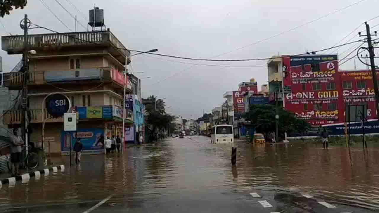 ಕೋಗಿಲು ಕ್ರಾಸ್ ಬಳಿ ರಸ್ತೆ ಜಲಾವೃತ; ಬಿಬಿಎಂಪಿ ಚುನಾವಣೆ ಬಹಿಷ್ಕರಿಸಿದ ಕೇಂದ್ರೀಯ ವಿಹಾರ ಅಪಾರ್ಟ್‌ಮೆಂಟ್ ನಿವಾಸಿಗಳು