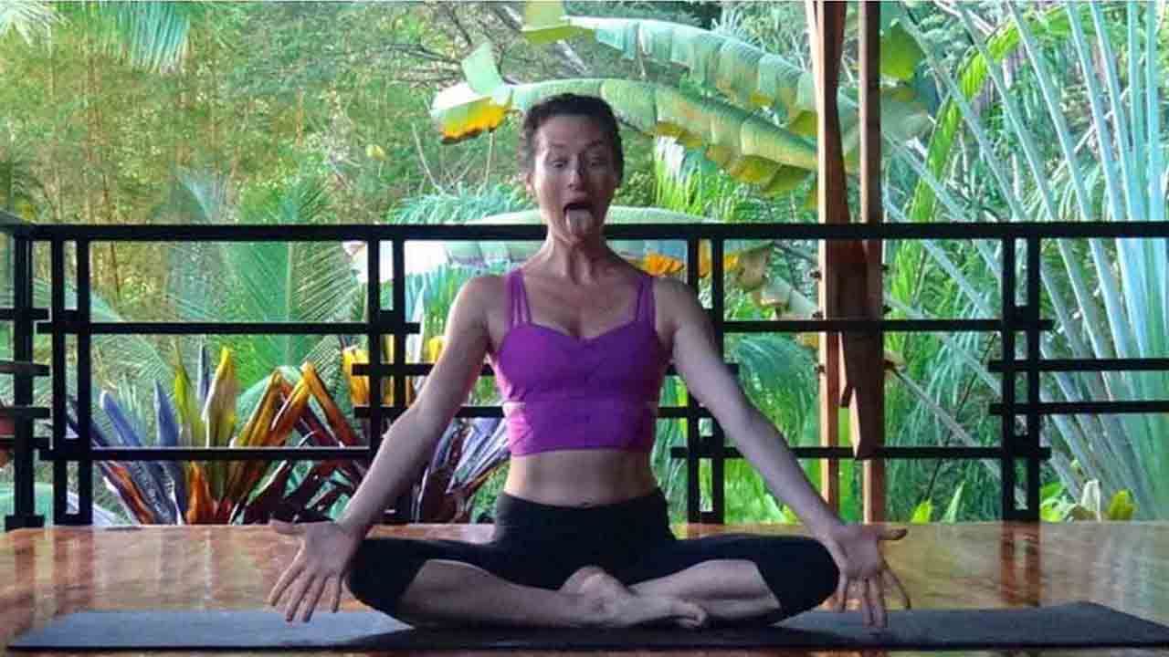 ಸಿಂಹಾಸನ- ನೀವು ಚಾಪೆಯ ಮೇಲೆ ಆರಾಮವಾಗಿ ಕುಳಿತುಕೊಳ್ಳಿ. ನಿಮ್ಮ ಕಣ್ಣುಗಳನ್ನು ನಿಧಾನವಾಗಿ ಮುಚ್ಚಿ. ನಿಮ್ಮ ಮುಖದಲ್ಲಿನ ಸ್ನಾಯುಗಳನ್ನು ಬಿಗಿಗೊಳಿಸಿ. ನಿಮ್ಮ ಕೈಗಳ ಮುಷ್ಟಿಯನ್ನು ಬಿಗಿಗೊಳಿಸಿ, ಬಾಯಿಯಿಂದ ಉಸಿರಾಡಿ. ಸಾಧ್ಯವಾದಷ್ಟು ಕಣ್ಣುಗಳನ್ನು ತೆರೆಯಿರಿ. ಬಾಯಿಯನ್ನು ಆದಷ್ಟು ಅಗಲವಾಗಿಸಿ. ನಿಮ್ಮ ನಾಲಿಗೆಯನ್ನು ಹೊರಚಾಚಿ. ಈ ಭಂಗಿಯಲ್ಲಿ 5 ಸೆಕೆಂಡುಗಳ ಕಾಲ ಹಾಗೆಯೇ ಇರಿ. ಬಳಿಕ ನಿಮ್ಮ ದೇಹವನ್ನು ಸಡಿಲ ಬಿಟ್ಟು ವಿಶ್ರಾಂತಿ ಪಡೆಯಬಹುದು.