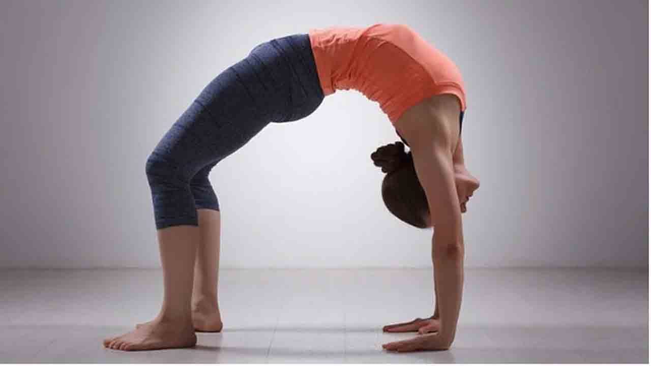 ಊರ್ಧ್ವ ಧನುರಾಸನ- ನೇರವಾಗಿ ನಿಂತುಕೊಳ್ಳಿ. ನೀವು ಹಿಂಭಾಗದಿಂದ ಪೂರ್ತಿಯಾಗಿ ನೆಲಕ್ಕೆ ಬಾಗಿ. ಬಳಿಕ ಎರಡೂ ಹಸ್ತಗಳನ್ನು ನೆಲದ ಮೇಲಿಡಿ. ಹೊಟ್ಟೆಯ ಭಾಗವನ್ನು ಆದಷ್ಟು ಮೇಲಕ್ಕೆತ್ತಿ. ಈ ಆಸನದಲ್ಲಿ ಸ್ವಲ್ಪ ಸಯಮ ಹಾಗೆಯೇ ಇರಿ. ಪ್ರತಿನಿತ್ಯ ಊರ್ಧ್ವ ಧನುರಾಸನ ಮಾಡುವ ಅಭ್ಯಾಸವನ್ನು ರೂಢಿಯಲ್ಲಿಟ್ಟುಕೊಳ್ಳಿ.