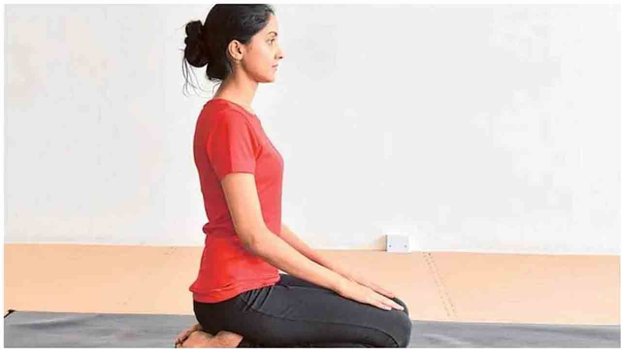 ವಜ್ರಾಸನ - ನೆಲದ ಮೇಲೆ ಮಂಡಿಯೂರಿ ಕುಳಿತುಕೊಳ್ಳಿ. ನಿಮ್ಮ ಸೊಂಟ, ಬೆನ್ನು, ಭುಜ ನೇರವಾಗಿರಲಿ. ಕುತ್ತಿ ಭಾಗವನ್ನು ನೇರವಾಗಿರಿಸಿ. ದೃಷ್ಟಿಯೂ ಸಹ ನೇರವಾಗಿರಲಿ. ಎರಡೂ ಕೈಗಳನ್ನು ನಿಮ್ಮ ತೊಡೆಯ ಮೇಲೆ ಚಾಚಿ ಕುಳಿತುಕೊಳ್ಳಿ. ನಿಧಾನವಾಗಿ ಉಸಿರಾಡಿ ಜೊತೆಗೆ ನಿಮ್ಮ ಉಸಿರಾಟವನ್ನು ಗಮನಿಸಿ. ಆದಷ್ಟು ಸಮಯದವರೆಗೆ ಈ ಆಸನದಲ್ಲಿ ಕುಳಿತುಕೊಳ್ಳಲು ಪ್ರಯತ್ನಿಸಿ.