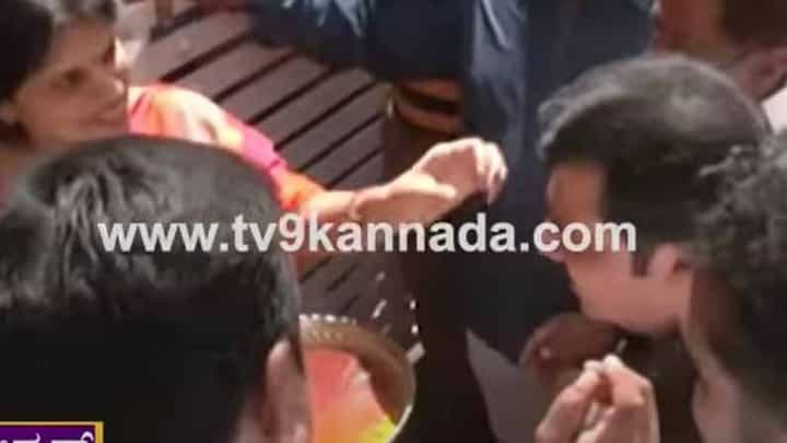 ಕಾಂಗ್ರೆಸ್ ಮುಖಂಡ ಜಮೀರ್ ಅಹ್ಮದ್ರನ್ನು ಮೈಸೂರಿನ ಧುರೀಣರೊಬ್ಬರ ಮನೆಗೆ ಆರತಿ ಬೆಳಗಿ ಹಣೆಗೆ ತಿಲಕವಿಟ್ಟು ಬರಮಾಡಿಕೊಳ್ಳಲಾಯಿತು ಕಾಂಗ್ರೆಸ್ ಮುಖಂಡ ಜಮೀರ್ ಅಹ್ಮದ್ರನ್ನು ಮೈಸೂರಿನ ಧುರೀಣರೊಬ್ಬರ ಮನೆಗೆ ಆರತಿ ಬೆಳಗಿ ಹಣೆಗೆ ತಿಲಕವಿಟ್ಟು ಬರಮಾಡಿಕೊಳ್ಳಲಾಯಿತು