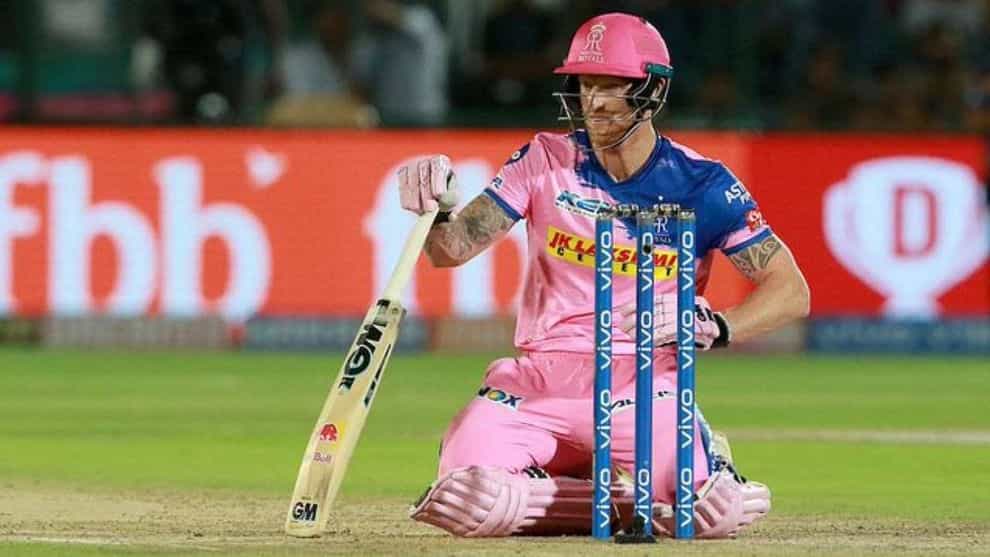 IPL 2022 ರ ಮೊದಲು, 8 ಫ್ರಾಂಚೈಸಿಗಳು ತಮ್ಮ ಪ್ರಮುಖ ಆಟಗಾರರನ್ನು ಉಳಿಸಿಕೊಳ್ಳಲು ಅವಕಾಶವನ್ನು ಹೊಂದಿವೆ ಮತ್ತು ಅದರ ಗಡುವು ಮಂಗಳವಾರ ಕೊನೆಗೊಳ್ಳುತ್ತದೆ. IPL 2022 ರ ರಿಟೆನ್ಶನ್ ನಿಯಮಗಳ ಪ್ರಕಾರ, ಪ್ರತಿ ತಂಡವು ಕೇವಲ 4 ಆಟಗಾರರನ್ನು ಮಾತ್ರ ಉಳಿಸಿಕೊಳ್ಳಬಹುದು. ಇದರಲ್ಲಿ 3 ಕ್ಕಿಂತ ಹೆಚ್ಚು ಭಾರತೀಯರು ಮತ್ತು 2 ಕ್ಕಿಂತ ಹೆಚ್ಚು ವಿದೇಶಿ ಆಟಗಾರರು ಇರುವಂತಿಲ್ಲ. ರಾಜಸ್ಥಾನ ರಾಯಲ್ಸ್ನ ಕಳೆದ 3 ಸೀಸನ್ಗಳು ಕಳಪೆಯಾಗಿದ್ದು, ಈ ತಂಡವು ಯಾವ ಆಟಗಾರರನ್ನು ಉಳಿಸಿಕೊಳ್ಳುತ್ತದೆ ಮತ್ತು ಯಾವ ಆಟಗಾರರನ್ನು ಬಿಡುಗಡೆ ಮಾಡುತ್ತದೆ ಎಂಬುದು ಕುತೂಹಲಕಾರಿಯಾಗಿದೆ. ರಾಜಸ್ಥಾನವು ಬೆನ್ ಸ್ಟೋಕ್ಸ್ ಅವರನ್ನು ಬಿಡುಗಡೆ ಮಾಡಬಹುದು ಎಂದು ನಂಬಲಾಗಿದೆ. ಯಾವ 4 ಆಟಗಾರರು ತಂಡದಲ್ಲಿ ಉಳಿಯಬಹುದು ಎಂಬ ವಿವರ ಇಲ್ಲಿದೆ