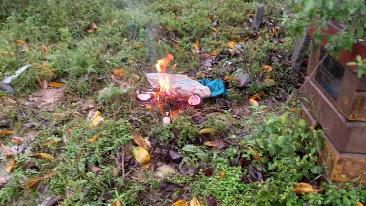 ಕೋಲಾರ: ಹೊಲದಲ್ಲಿ ವಾಮಾಚಾರ; ಮೂವರು ಗ್ರಾಮಸ್ಥರು ಪೊಲೀಸ್ ವಶಕ್ಕೆ ಕೋಲಾರ: ಹೊಲದಲ್ಲಿ ವಾಮಾಚಾರ; ಮೂವರು ಗ್ರಾಮಸ್ಥರು ಪೊಲೀಸ್ ವಶಕ್ಕೆ