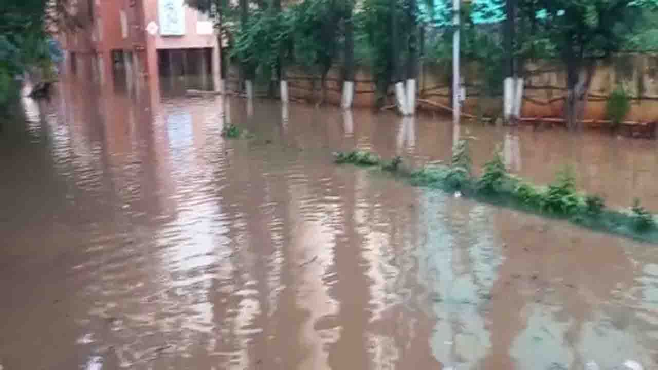 Bengaluru Rain: ಮುಂದುವರೆದ ಮಳೆ ಅಬ್ಬರ, ಕೇಂದ್ರಿಯ ವಿಹಾರ ಅಪಾರ್ಟ್​​ಮೆಂಟ್​​ನಲ್ಲಿ ಪವರ್ ಕಟ್