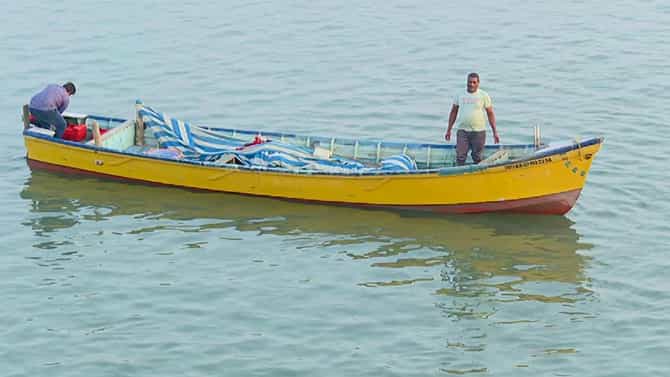 ಸರ್ವಋತು ಮೀನುಗಾರಿಕಾ ಬಂದರಿನಲ್ಲಿ ಬೋಟುಗಳ ಸಂಚಾರಕ್ಕೆ ಅಡ್ಡಿ; ಹೂಳು ತೆಗೆಯುವಂತೆ ಸ್ಥಳೀಯರಿಂದ ಒತ್ತಾಯ
