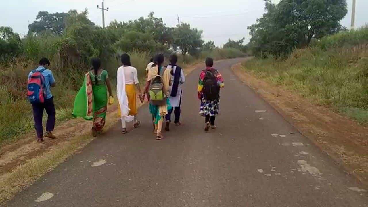 Bus problem padayatra: ಮೂರು ತಿಂಗಳಿಂದ ಬಸ್ ಸಮಸ್ಯೆ, ಪ್ರತಿಭಟನಾರ್ಥ ಪಾದಯಾತ್ರೆ ಹೊರಟ ವಿದ್ಯಾರ್ಥಿಗಳು Bus problem padayatra: ಮೂರು ತಿಂಗಳಿಂದ ಬಸ್ ಸಮಸ್ಯೆ, ಪ್ರತಿಭಟನಾರ್ಥ ಪಾದಯಾತ್ರೆ ಹೊರಟ ವಿದ್ಯಾರ್ಥಿಗಳು
