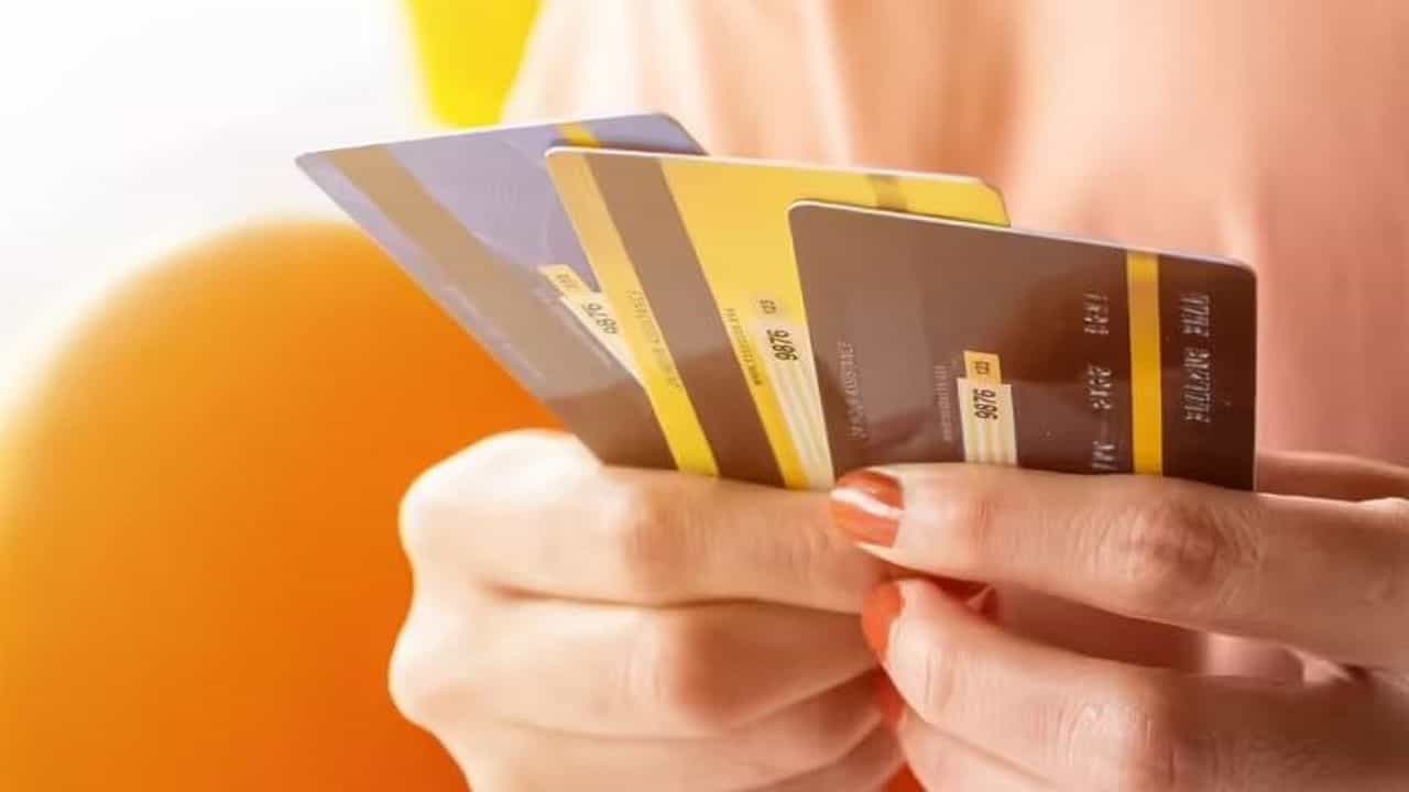 Credit Card: ಮೊದಲ ಸಲ ಕ್ರೆಡಿಟ್ ಕಾರ್ಡ್ ಬಳಸುತ್ತಿರುವವರು ಈ 6 ಶುಲ್ಕಗಳ ಬಗ್ಗೆ ತಿಳಿದಿರಬೇಕು Credit Card: ಮೊದಲ ಸಲ ಕ್ರೆಡಿಟ್ ಕಾರ್ಡ್ ಬಳಸುತ್ತಿರುವವರು ಈ 6 ಶುಲ್ಕಗಳ ಬಗ್ಗೆ ತಿಳಿದಿರಬೇಕು