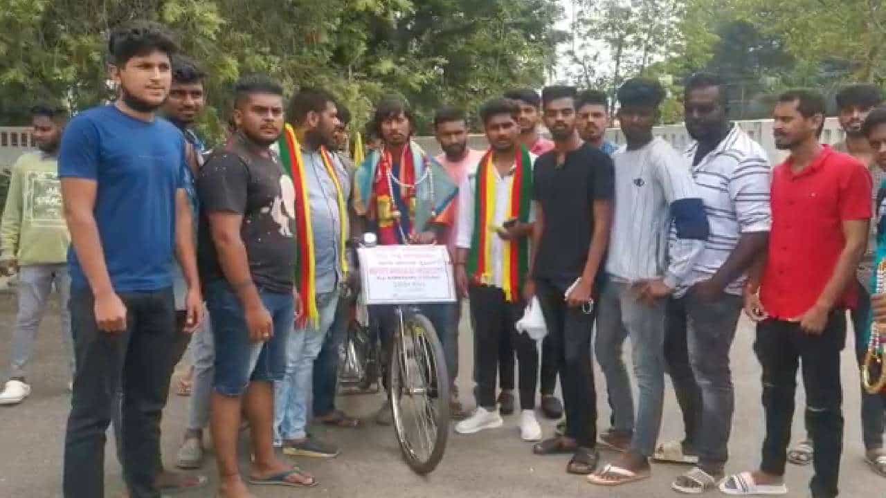 ಮಹಿಳಾ ದೌರ್ಜನ್ಯ ತಡೆಗೆ ಆಗ್ರಹಿಸಿ ವಿದ್ಯಾರ್ಥಿಯಿಂದ ಸೈಕಲ್ ಜಾಥಾ; ರಾಜ್ಯದ ಎಲ್ಲಾ ಜಿಲ್ಲಾಧಿಕಾರಿಗಳಿಗೆ ಮನವಿ ಸಲ್ಲಿಕೆ ಮಹಿಳಾ ದೌರ್ಜನ್ಯ ತಡೆಗೆ ಆಗ್ರಹಿಸಿ ವಿದ್ಯಾರ್ಥಿಯಿಂದ ಸೈಕಲ್ ಜಾಥಾ; ರಾಜ್ಯದ ಎಲ್ಲಾ ಜಿಲ್ಲಾಧಿಕಾರಿಗಳಿಗೆ ಮನವಿ ಸಲ್ಲಿಕೆ