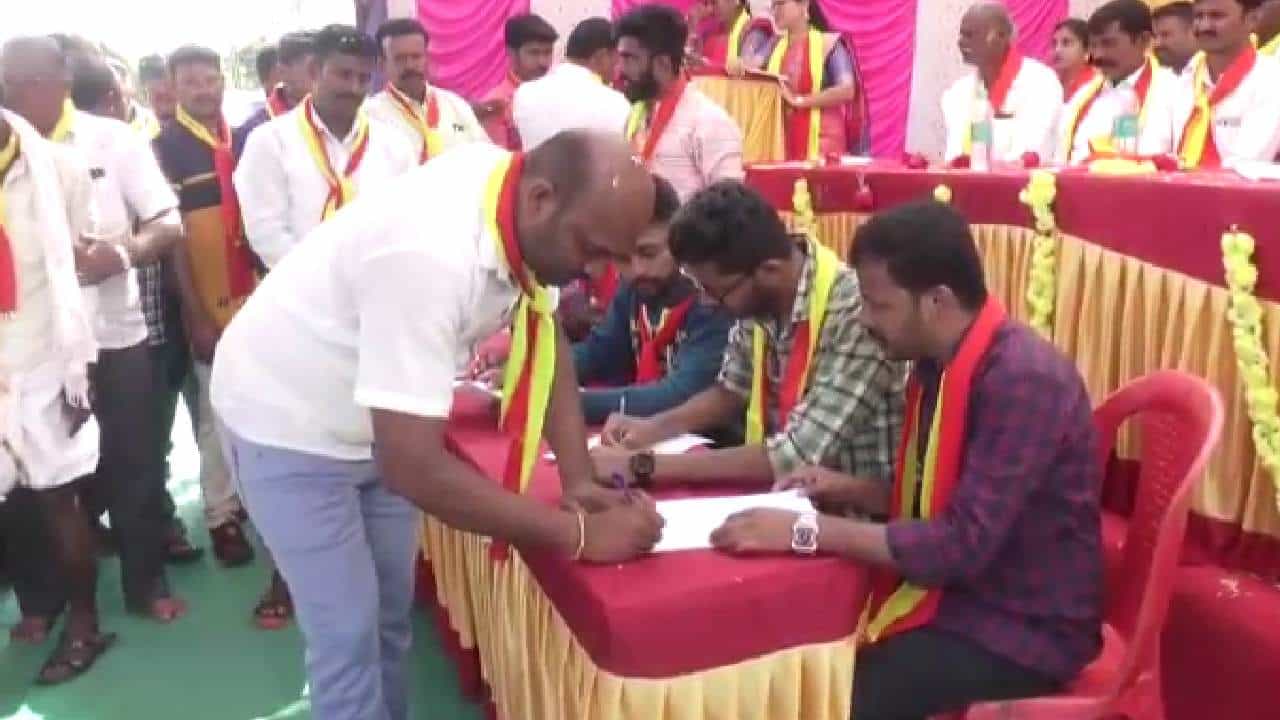 ಪುನೀತ್ ನೇತ್ರ ಕ್ರಾಂತಿ; ದಾವಣಗೆರೆಯ 100ಕ್ಕೂ ಹೆಚ್ಚು ಜನರಿಂದ ನೇತ್ರದಾನ ವಾಗ್ದಾನ ಪತ್ರಕ್ಕೆ ಸಹಿ ಪುನೀತ್ ನೇತ್ರ ಕ್ರಾಂತಿ; ದಾವಣಗೆರೆಯ 100ಕ್ಕೂ ಹೆಚ್ಚು ಜನರಿಂದ ನೇತ್ರದಾನ ವಾಗ್ದಾನ ಪತ್ರಕ್ಕೆ ಸಹಿ