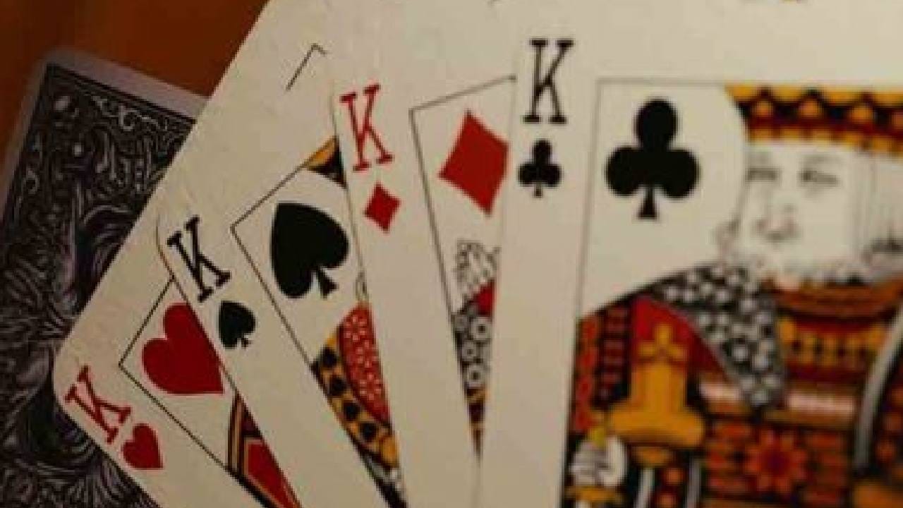 ಕೊಪ್ಪಳ: ದೀಪಾವಳಿ ಹಬ್ಬದ ವೇಳೆ ಇಸ್ಪೀಟ್ ಆಡಿದ್ರೆ ಕಾನೂನು ಕ್ರಮ; ಹಳ್ಳಿಗಳಲ್ಲಿ ಪೊಲೀಸರಿಂದ ವಾರ್ನಿಂಗ್ ಕೊಪ್ಪಳ: ದೀಪಾವಳಿ ಹಬ್ಬದ ವೇಳೆ ಇಸ್ಪೀಟ್ ಆಡಿದ್ರೆ ಕಾನೂನು ಕ್ರಮ; ಹಳ್ಳಿಗಳಲ್ಲಿ ಪೊಲೀಸರಿಂದ ವಾರ್ನಿಂಗ್