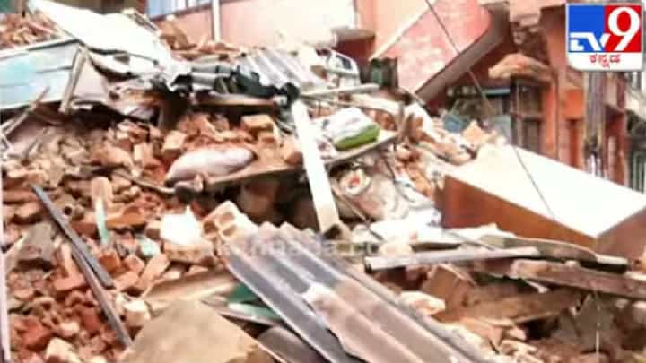 ಬೆಂಗಳೂರಿನಲ್ಲಿ ನಿರಂತರ ಮಳೆ; ಲಿಡೋ ಮಾಲ್ ಬಳಿ ಮನೆ ಕುಸಿತ ಬೆಂಗಳೂರಿನಲ್ಲಿ ನಿರಂತರ ಮಳೆ; ಲಿಡೋ ಮಾಲ್ ಬಳಿ ಮನೆ ಕುಸಿತ