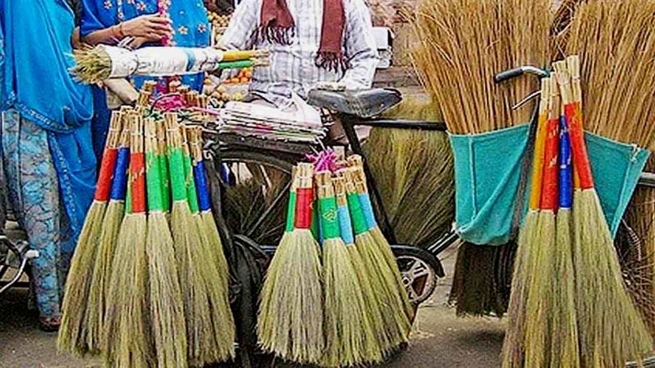 Broom: ದೀಪಾವಳಿಗೆ ಮನೆಗೆ ಹೊಸ ಪೊರಕೆ ತನ್ನಿ, ಇದರ ಶುಭ ಲಾಭಗಳು ಏನು ಎಂಬುದನ್ನು ತಿಳಿಯಲು ಈ ಲೇಖನ ಓದಿ Broom: ದೀಪಾವಳಿಗೆ ಮನೆಗೆ ಹೊಸ ಪೊರಕೆ ತನ್ನಿ, ಇದರ ಶುಭ ಲಾಭಗಳು ಏನು ಎಂಬುದನ್ನು ತಿಳಿಯಲು ಈ ಲೇಖನ ಓದಿ