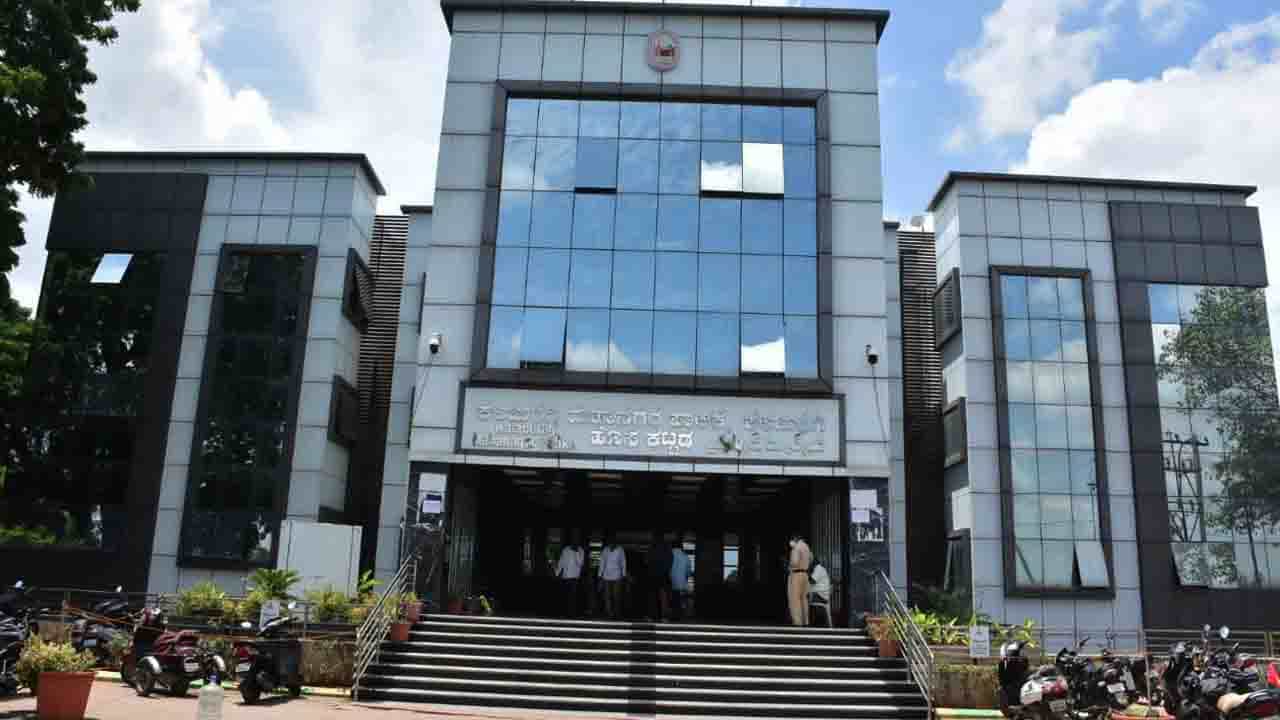 ಪಾಲಿಕೆಯ ಹಗ್ಗಜಗ್ಗಾಟಕ್ಕೆ ಬ್ರೇಕ್: ಕಲಬುರಗಿ ಪಾಲಿಕೆ ಮೇಯರ್ ಆಯ್ಕೆಗೆ ದಿನಾಂಕ ನಿಗದಿ ಪಾಲಿಕೆಯ ಹಗ್ಗಜಗ್ಗಾಟಕ್ಕೆ ಬ್ರೇಕ್: ಕಲಬುರಗಿ ಪಾಲಿಕೆ ಮೇಯರ್ ಆಯ್ಕೆಗೆ ದಿನಾಂಕ ನಿಗದಿ