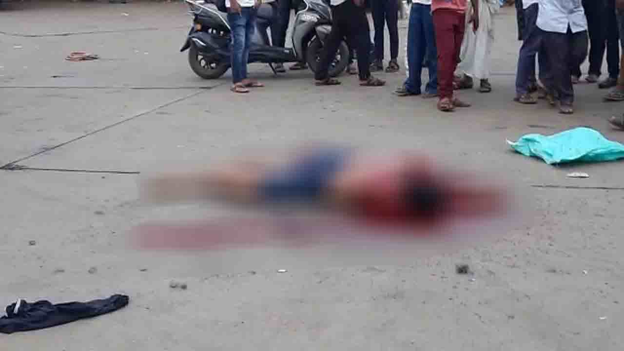 Crime News: ಬೆಳ್ಳಂಬೆಳಗ್ಗೆ ಮಾರಕಾಸ್ತ್ರಗಳಿಂದ ಹಲ್ಲೆ ನಡೆಸಿ ಪೊಲೀಸ್ ಪೇದೆ ಮಗನ ಬರ್ಬರ ಕೊಲೆ