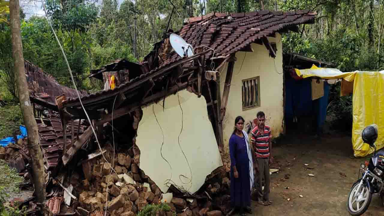 ಮಳೆ ಅಬ್ಬರ: ಮನೆಗೋಡೆ ಕುಸಿದು ವ್ಯಕ್ತಿ ಸಾವು, ಹರಿಯುವ ನೀರಲ್ಲಿ ತೇಲಿ ಬಂತು ಅಪರಿಚಿತ ಮಹಿಳೆ ಶವ