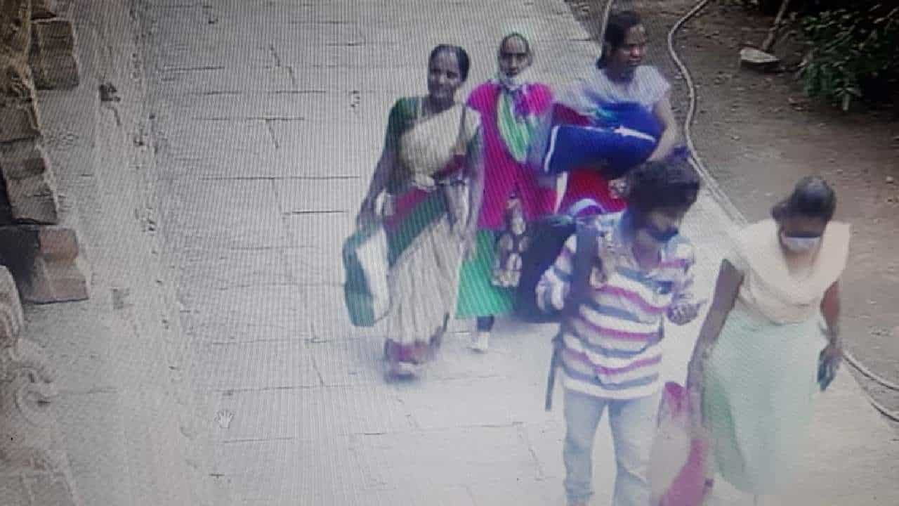 ಕೋಲಾರ: ಒಂದೇ ಕುಟುಂಬದ ಐವರ ಆತ್ಮಹತ್ಯೆ ಪ್ರಕರಣ; ಮಕ್ಕಳ ಮಾರಾಟ ದಂಧೆ ಸಕ್ರಿಯದ ಬಗ್ಗೆ ಅನುಮಾನ! ಕೋಲಾರ: ಒಂದೇ ಕುಟುಂಬದ ಐವರ ಆತ್ಮಹತ್ಯೆ ಪ್ರಕರಣ; ಮಕ್ಕಳ ಮಾರಾಟ ದಂಧೆ ಸಕ್ರಿಯದ ಬಗ್ಗೆ ಅನುಮಾನ!