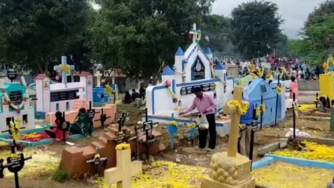 ಕೋಲಾರ: ಸ್ಮಶಾನ ಹಬ್ಬ; ಸಕಲ ಸಂತರ ದಿನದ ವಿಶಿಷ್ಟ ಆಚರಣೆಗೆ ಸಾಕ್ಷಿಯಾದ ಕೆಜಿಎಫ್ ಕೋಲಾರ: ಸ್ಮಶಾನ ಹಬ್ಬ; ಸಕಲ ಸಂತರ ದಿನದ ವಿಶಿಷ್ಟ ಆಚರಣೆಗೆ ಸಾಕ್ಷಿಯಾದ ಕೆಜಿಎಫ್
