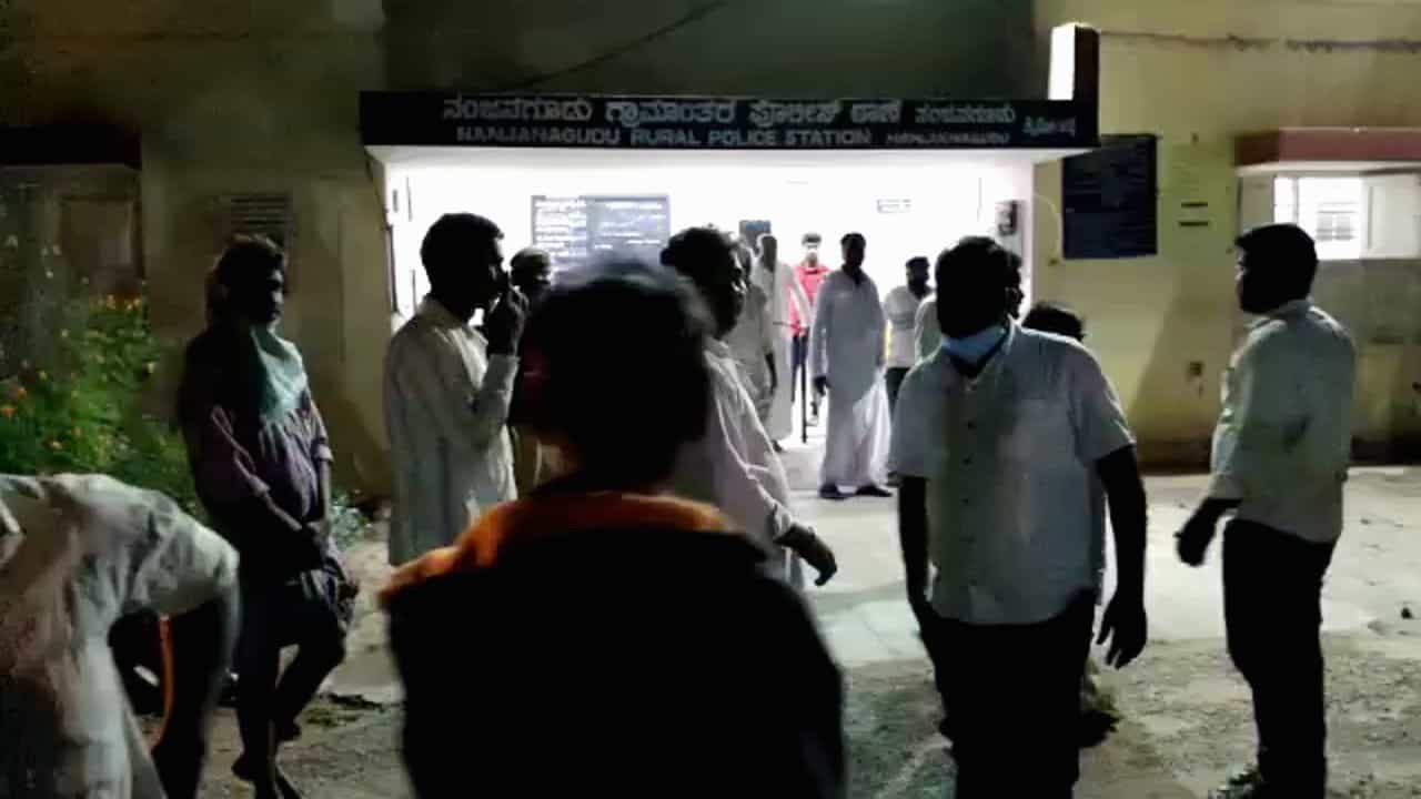 Custodial death Nanjangud: ಯುವತಿ ವಿಚಾರಕ್ಕೆ ಗಲಾಟೆ ಮಾಡಿಕೊಂಡು ಪೊಲೀಸರ ವಶದಲ್ಲಿದ್ದ ವ್ಯಕ್ತಿ ಅನುಮಾನಾಸ್ಪದ ಸಾವು Custodial death Nanjangud: ಯುವತಿ ವಿಚಾರಕ್ಕೆ ಗಲಾಟೆ ಮಾಡಿಕೊಂಡು ಪೊಲೀಸರ ವಶದಲ್ಲಿದ್ದ ವ್ಯಕ್ತಿ ಅನುಮಾನಾಸ್ಪದ ಸಾವು