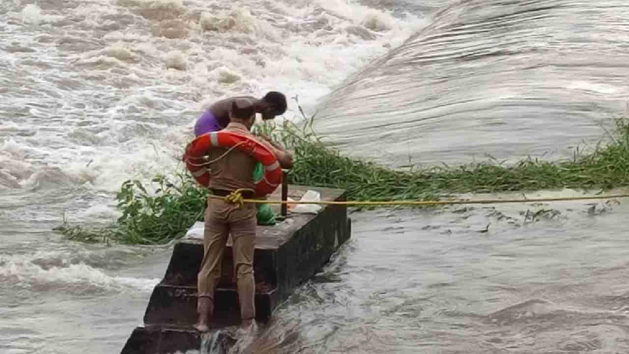 ತುಮಕೂರಲ್ಲಿ ಉತ್ತಮ ಮಳೆ ಹಿನ್ನೆಲೆ, ಮದ್ದೂರು ಬಳಿ ಶಿಂಷಾ ನದಿಯಲ್ಲಿ ನೀರುಪಾಲಾಗಿದ್ದ ತಮಿಳುನಾಡು ವ್ಯಕ್ತಿಯ ರಕ್ಷಣೆ