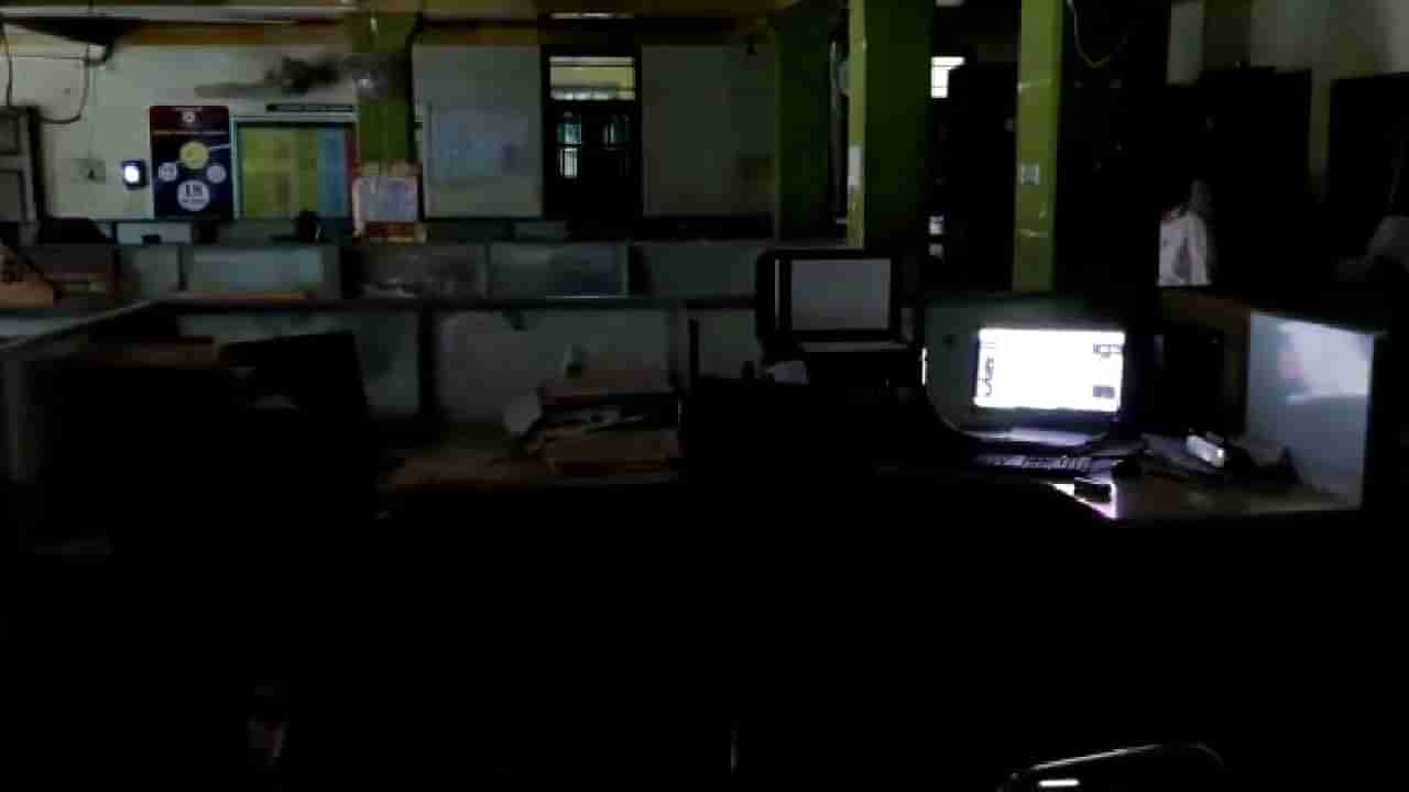 ಮೈಸೂರು: ನಗರಸಭೆ ಕಚೇರಿಯಲ್ಲಿ ವಿದ್ಯುತ್ ಕಡಿತ; ಜನರ ಕೆಲಸ ಕಾರ್ಯಗಳು ಸ್ಥಗಿತ