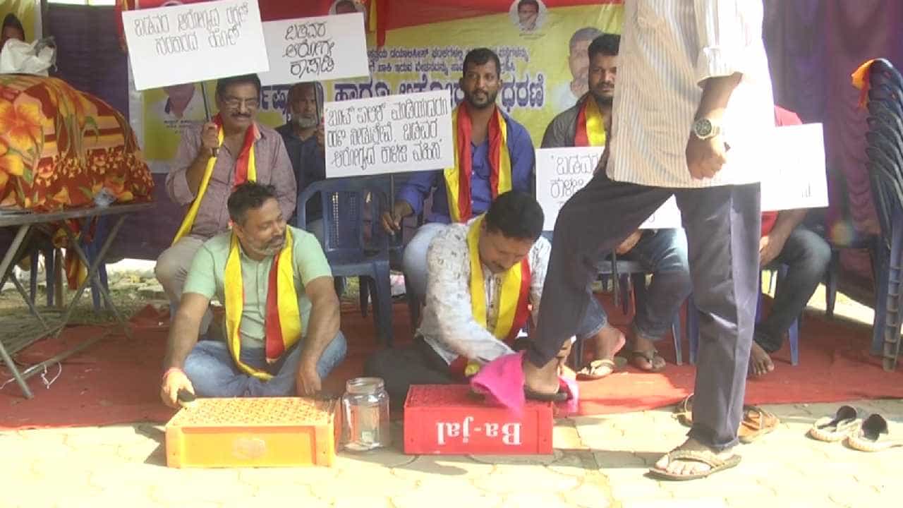 ಉಡುಪಿ: ರಾಜ್ಯಾದ್ಯಂತ ಸರ್ಕಾರಿ ಡಯಾಲಿಸಿಸ್ ಯಂತ್ರಗಳು ಸ್ಥಗಿತ; ಸಮಸ್ಯೆ ವಿರುದ್ಧ ಬೂಟ್ ಪಾಲಿಶ್ ಮಾಡಿ ಪ್ರತಿಭಟನೆ ಉಡುಪಿ: ರಾಜ್ಯಾದ್ಯಂತ ಸರ್ಕಾರಿ ಡಯಾಲಿಸಿಸ್ ಯಂತ್ರಗಳು ಸ್ಥಗಿತ; ಸಮಸ್ಯೆ ವಿರುದ್ಧ ಬೂಟ್ ಪಾಲಿಶ್ ಮಾಡಿ ಪ್ರತಿಭಟನೆ