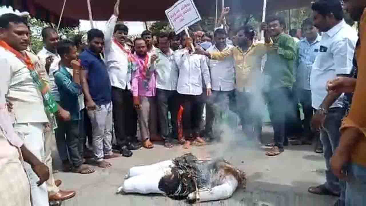 ಪ್ರತಿಭಟನೆ ವೇಳೆ ಪೊಲೀಸ್ ಸಿಬ್ಬಂದಿ ಮೇಲೆ ಹಲ್ಲೆ ಕೇಸ್; ಮಾಜಿ ಶಾಸಕ ಪಾಪರೆಡ್ಡಿ ವಿರುದ್ಧ ಎಫ್ಐಆರ್ ದಾಖಲು ಪ್ರತಿಭಟನೆ ವೇಳೆ ಪೊಲೀಸ್ ಸಿಬ್ಬಂದಿ ಮೇಲೆ ಹಲ್ಲೆ ಕೇಸ್; ಮಾಜಿ ಶಾಸಕ ಪಾಪರೆಡ್ಡಿ ವಿರುದ್ಧ ಎಫ್ಐಆರ್ ದಾಖಲು