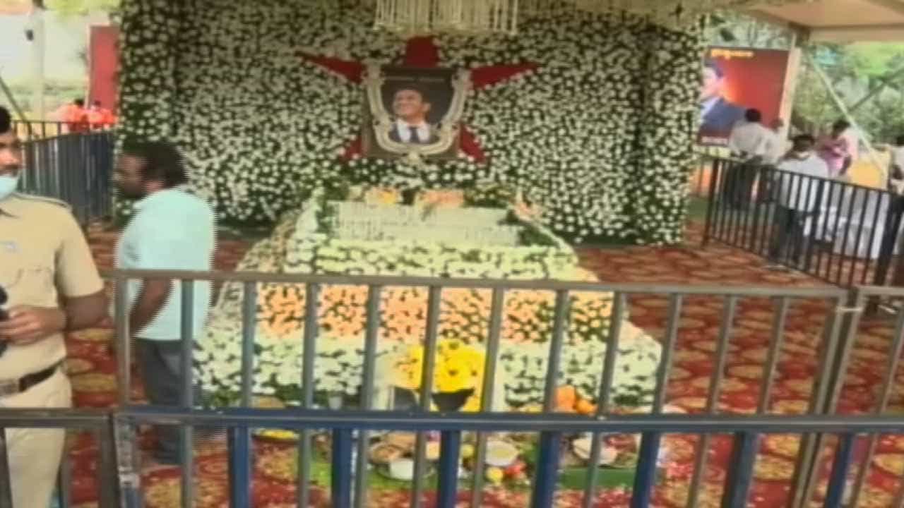 ಪುನೀತ್ ಸಮಾಧಿಗೆ ಕಡ್ಲೆಪುರಿ ಹಾರ ತಂದ ತುಮಕೂರಿನ ಅಜ್ಜಿ ಪುನೀತ್ ಸಮಾಧಿಗೆ ಕಡ್ಲೆಪುರಿ ಹಾರ ತಂದ ತುಮಕೂರಿನ ಅಜ್ಜಿ