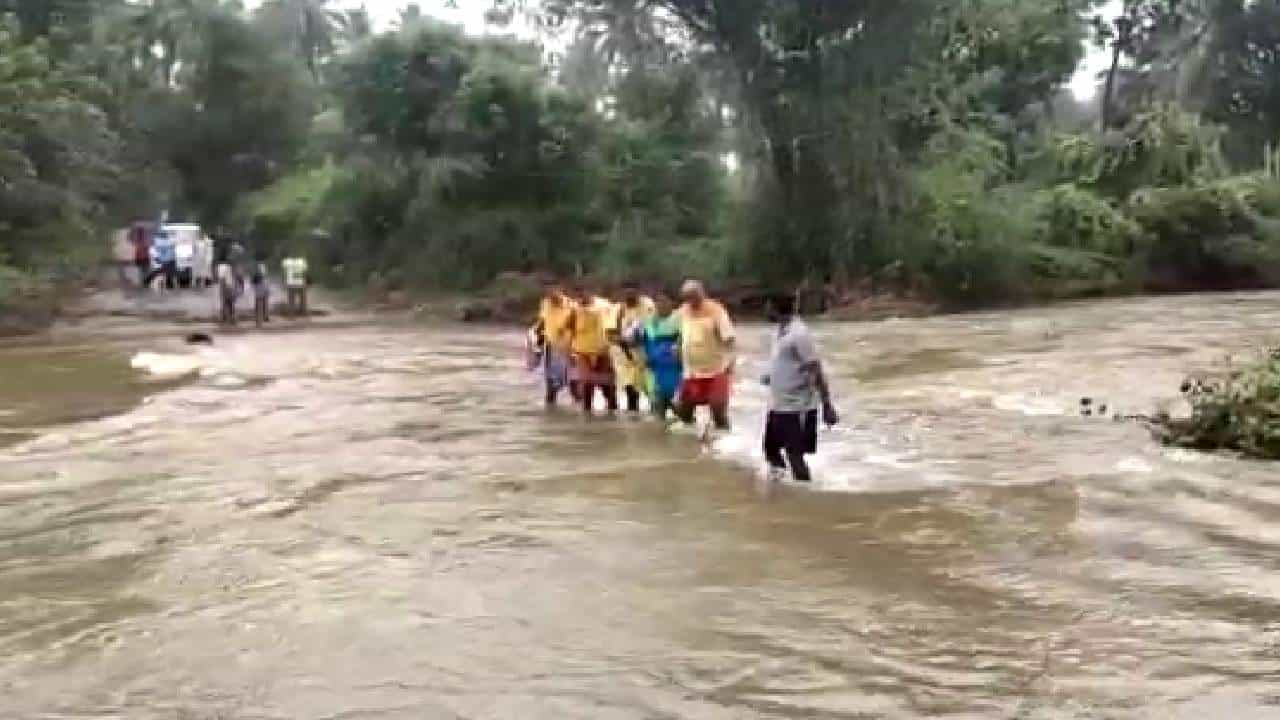 ಮೈಸೂರಿನಿಂದ ತಿರುಪತಿ ಪಾದಯಾತ್ರೆ ಹೊರಟವರಿಗೆ ಸಮಸ್ಯೆ; ಕೆರೆಯಂತಾದ ಕನ್ನಿಕಪ್ಪಮ್ಮ ರಸ್ತೆಯಿಂದ ಅವಂತಾರ